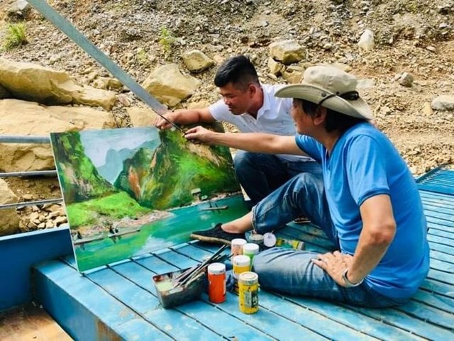 Họa sĩ Nguyễn Quốc Thắng trong chuyến đi vẽ trực họa trên sông Nho Quế (tỉnh Hà Giang).