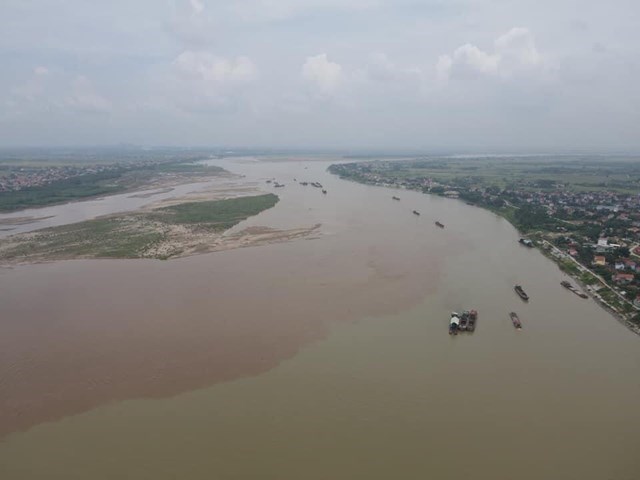 Hoạt động khai thác cát trên sông Đà nằm trên địa phận huyện Tam Nông, tỉnh Phú Thọ - Ảnh: Sơn Thủy