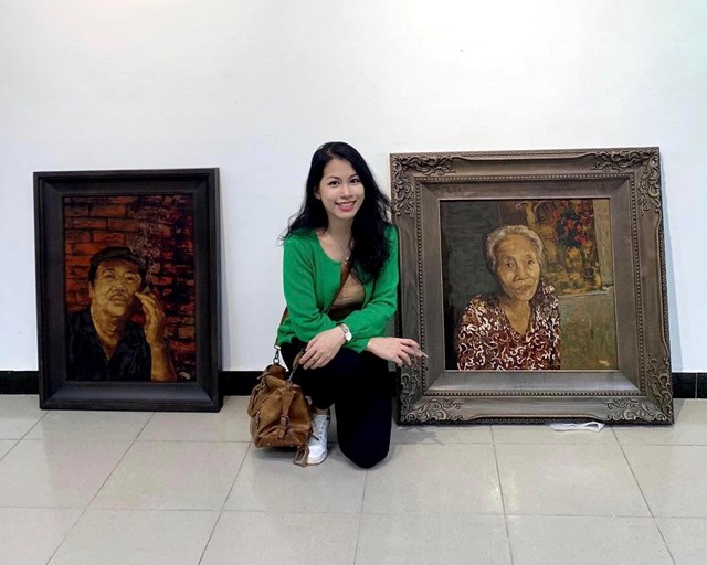 Hoạ sĩ Trịnh Quế Anh bên những tác phẩm của mình tại buổi triển lãm tranh mang chủ đề “Mộc Mài”