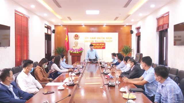 Ông Dương Quốc Lâm - Phó Bí thư Huyện uỷ - Chủ tịch UBND huyện Thanh Thuỷ chủ trì hội nghị.