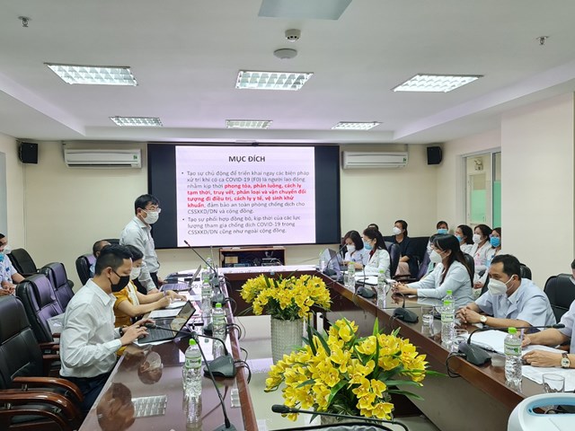 Tiến sỹ, bác sỹ - ông  Nguyễn Đình Trung , Viện Sức khỏe nghề nghiệp và môi trường trình bày về mô hình bệnh viện lưu động