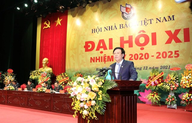 Phó Chủ tịch Thường trực Hội Nhà báo Việt Nam khóa X Hồ Quang Lợi trình bày Báo cáo chính trị trình Đại hội XI của Ban Chấp hành khóa X
