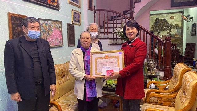 Trao tặng Huy hiệu 60 năm tuổi Đảng cho đồng chí Ngọ Thị Hiện - Đảng viên Chi bộ số 13 Đảng bộ phường Nghĩa Tân.