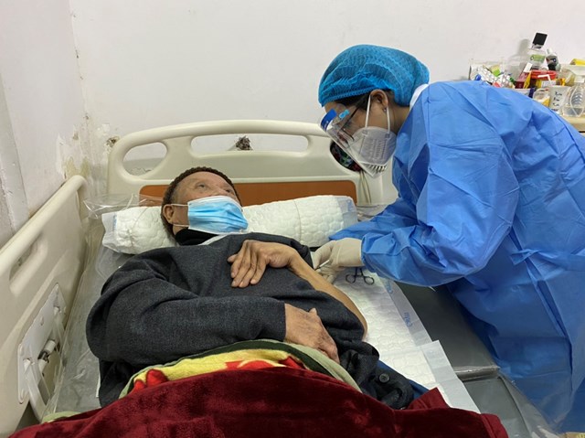Cán bộ Trung tâm Y tế phường Nghĩa Tân đến tận gia đình những người cao tuổi trên địa bàn phường để tiêm chủng vắc xin phòng ngừa Covid -19.