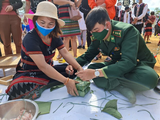 Chương trình gói bánh trưng thể hiền tình quân dân nơi biên giới Việt - Lào