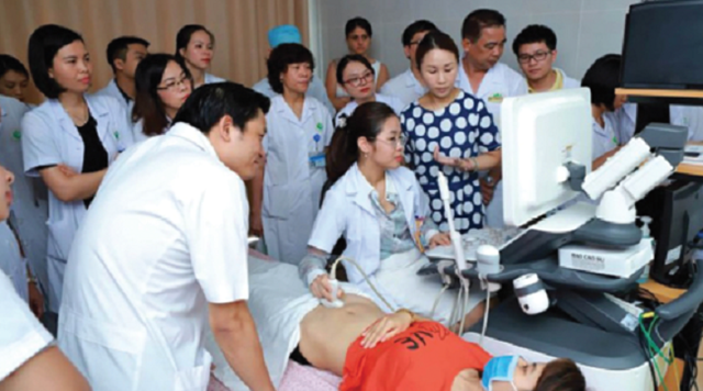 PGS.TS.BS Nguyễn Duy Ánh trực tiếp thăm bệnh nhân và kiểm tra việc khám bệnh