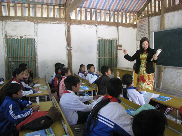 Lặn lội đi các vùng sâu vùng sa nghèo khó để gieo chữ cho thầy cô và các em học sinh 