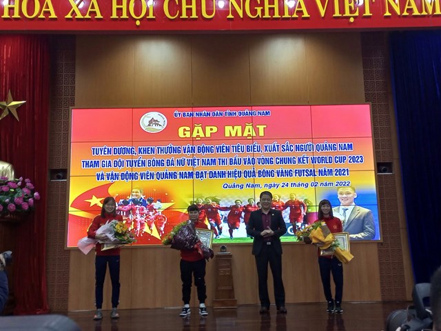 Các vận động viên  tại buổi tuyên dương do UBND tỉnh Quảng Nam tổ chức