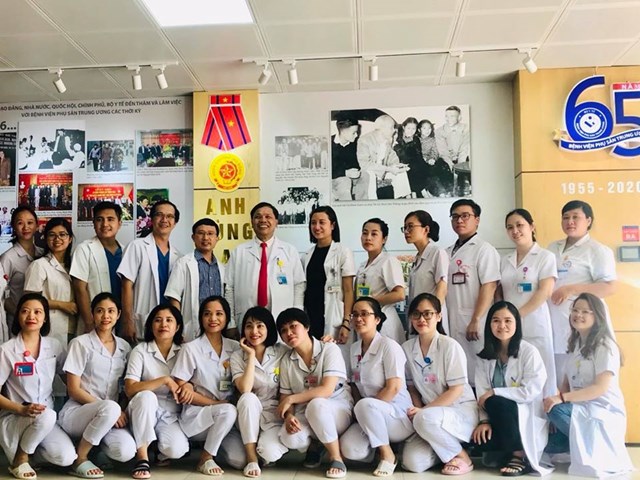 Giám đốc Bệnh viện Trần Danh Cường cùng các đồng nghiệp trẻ, các học trò chụp ảnh lưu niệm tại triển lãm ảnh nhân lỷ niệm 65 năm thành lập Bệnh viện