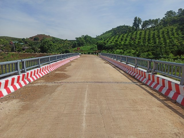 Hệ thống cầu đường được xây dựng tu sửa mới trên địa bàn huyện Cao Phong