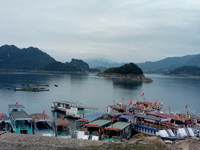 Công tác vận tải bến thuyền và các phương tiện giao thông khác hoạt động có nề nếp tại xã Thung Nai, huyện Cao Phong - Ảnh: Phi Long