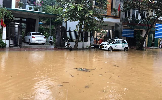 Người dân các địa phương cần chú ý theo dõi các bản tin thời tiết để chủ động ứng phó, bảo vệ người và tài sản khi mưa to gây ra. (Ảnh: Ngập lụt tại đường Kim Đồng, thành phố Yên Bái sáng sớm 22/11/2021).