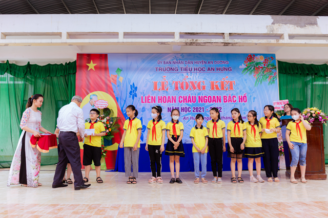 Ông Nguyễn Văn Thứ - Huyện ủy viên - Bí thư Đảng ủy xã An Hưng Trao thưởng cho các em học sinh có thành tích cao trong kỳ thi IOE cấp quốc gia