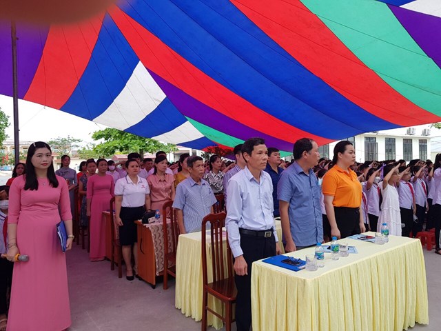 Các đại biểu tham dự buổi lễ tổng kết năm học của Trường Tiểu học Bắc Sơn
