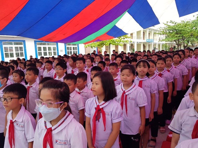 Đông đảo các em học sinh tham dự buổi lễ