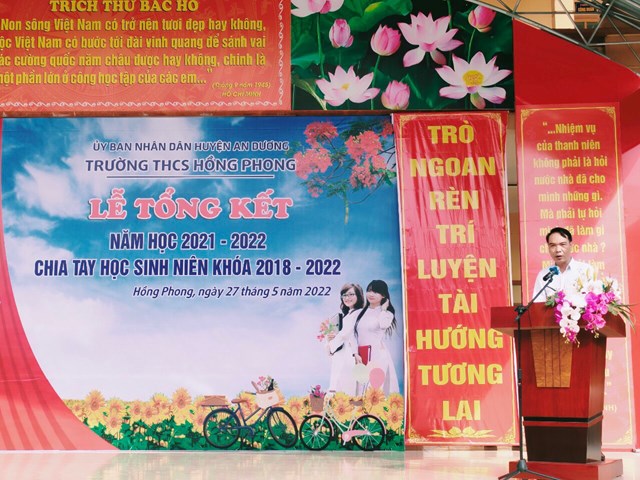 Thầy Nguyễn Mạnh Hùng- Hiệu trưởng Trường THCS Hồng Phong phát biểu tại buổi lễ