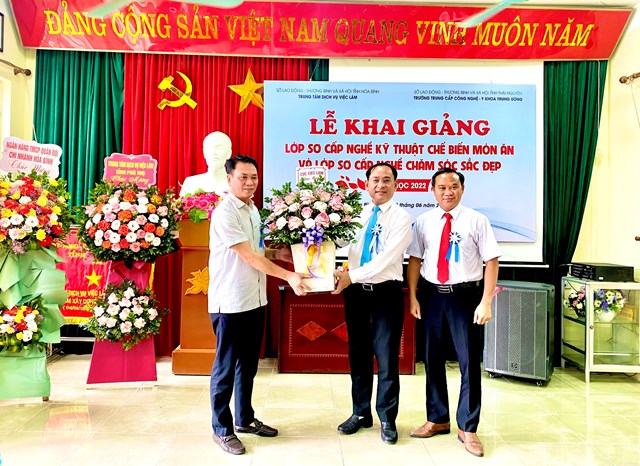 Ông Tào Bằng Huy, Phó Cục trưởng Cục Việc làm tặng hoa Ban Giám hiệu nhà trường và Ban lãnh đạo Trung tâm DVVL.