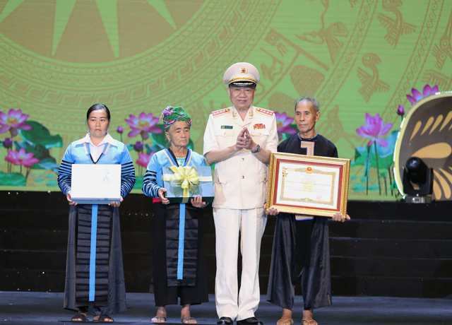 Thủ tướng: Cảnh sát nhân dân Việt Nam viết tiếp những bản anh hùng ca chiến thắng của thời kỳ mới * - Ảnh 8.