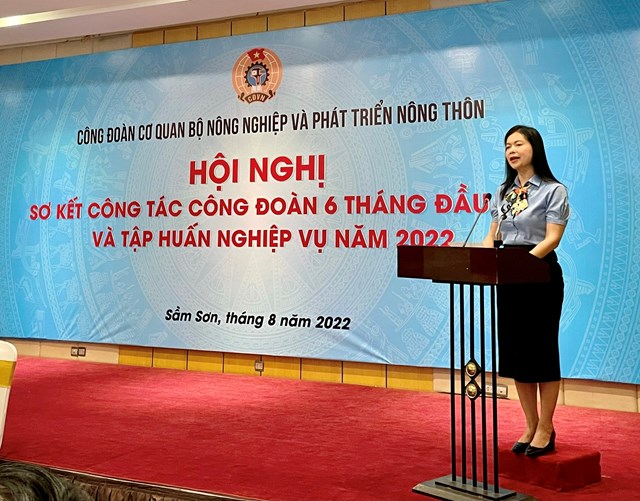 Bà Vũ Thị Phương Lan - Chủ tịch Công đoàn Cơ quan Bộ phát biểu khai mạc.
