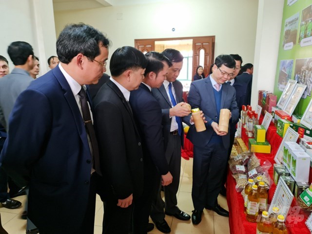 Sản phẩm chè của HTX dịch vụ sản xuất nông nghiệp Sử Anh được trưng bày tại sự kiện giới thiệu sản phẩm OCOP của tỉnh Tuyên Quang