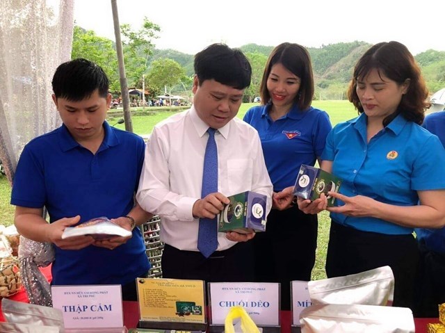 lãnh đạo tỉnh và huyện Chiêm Hoá đang thăm gian hàng trưng bày sản phẩm của HTX Nông nghiệp hữu cơ Hồng Phát