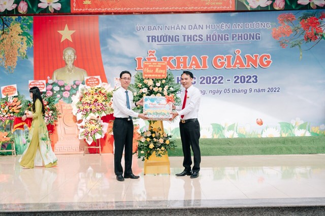 Ông Nguyễn Văn Phong - HUV; Trưởng phòng Nội vụ huyện An Dương Thay mặt đoàn công tác Huyện uỷ - UBND - UBMTTQVN huyện An Dương tặng hoa và quà.