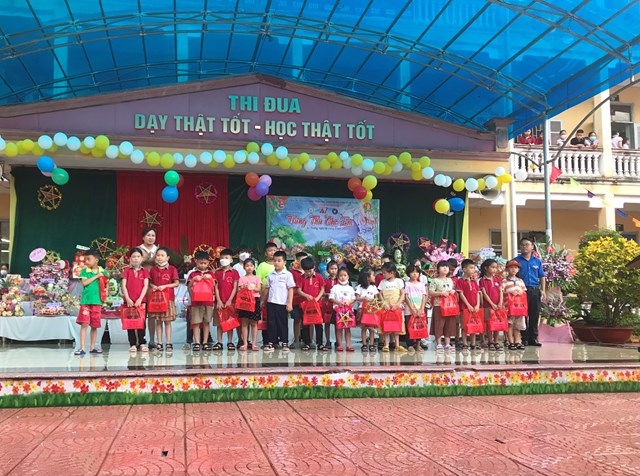 Cô Trần Thị Lan Phương - Bí thư chi bộ, HT trường tiểu học Tân tiến và Thầy Đặng Nhật Minh - Phó BT Đoàn Trường PTTH An Dương trao tặng quà cho các em.