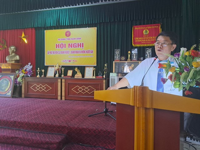 Ông Đinh Duy Quang, Chủ nhiệm phụ trách chung CLB DNDN&NNB họ Đinh tỉnh Nam Định báo cáo về tình hình hoạt động của CLB trong 2 năm (17/10/2020 - 23/10/2022).