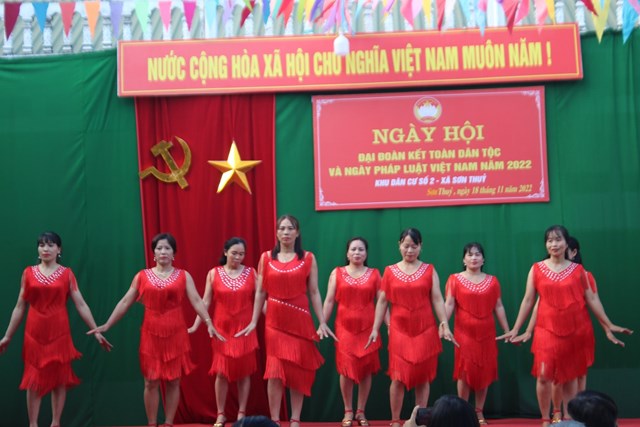 Những tiết mục văn nghệ đặc sắc chào mừng ngày hội đại đoàn kết toàn dân tộc và Ngày pháp luật Việt Nam năm 2022 tại Khu dân cư số 2, xã Sơn Thủy. Ảnh: Phi Long