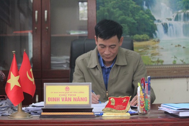 Ông Đinh Văn Năng - Chủ tịch UBND xã Yên Lương trao đổi với phóng viên về công tác văn hóa dân tộc Mường và các dân tộc thiểu số trên địa bàn xã.