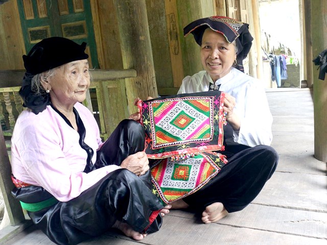 Những người phụ nữ Thổ sinh sống, khu Quất, xã Yên Lương hiện có 84 hộ với 344 nhân khẩu vẫn giữ thói quen thêu thùa trên khăn đội đầu.