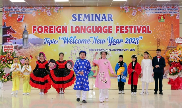 Màn biểu diễn trang phục thời trang, văn hoá các nước của các em học sinh