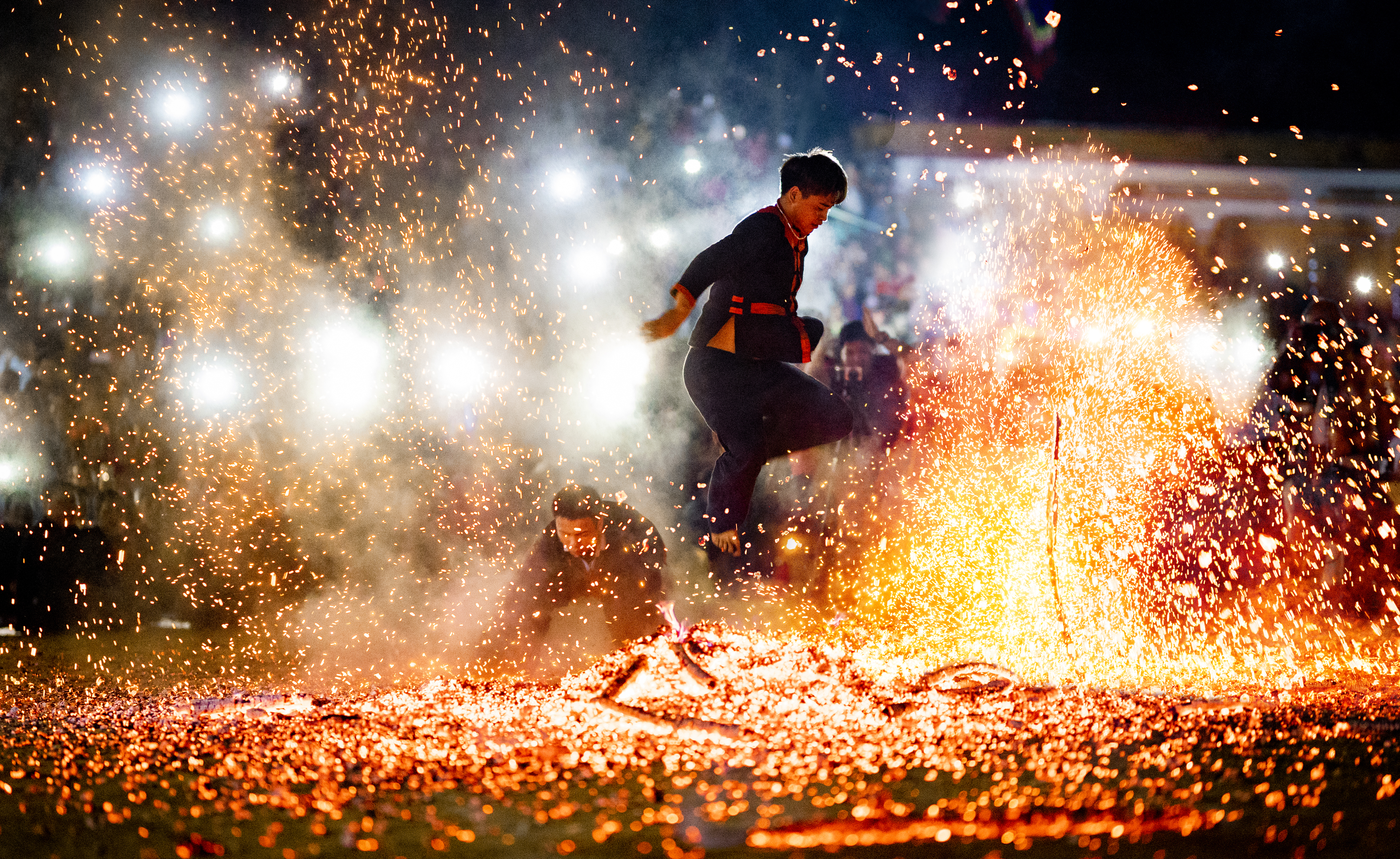 Lễ hội nhảy lửa của dân tộc Pà Thẻn tại huyện Lâm Bình.