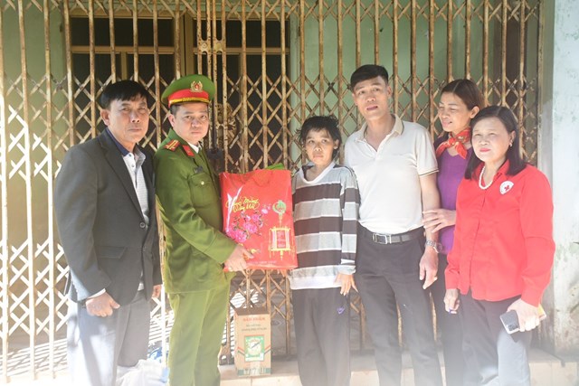 Trung tá Lê Quang Hoà PTCA Thị Trấn cùng Lãnh đạo Địa phương và DN đóng trên địa bàn trao tặng quà Tết cho chị Vũ Thị Mến 1977 Thị trấn Minh Đức.
