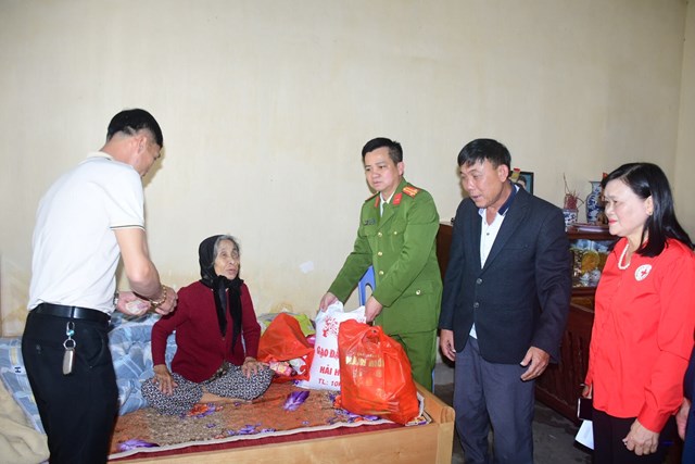Các đồng chí lãnh đạo địa phương và DN đóng trên địa bàn TT trao tặng quà Tết cho Cụ Bà Cao Thị Thanh TDP Hoàng Tôn.