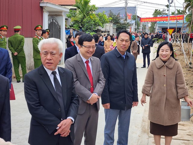 Lãnh đạo thành phố cùng lãnh đạo huyện tham dự Lễ phát động Tết trồng cây Xuân Quý Mão