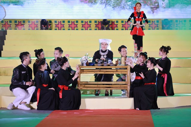 Trình diễn nghệ thuật pha trà Shan tuyết tại lễ khai mạc. 