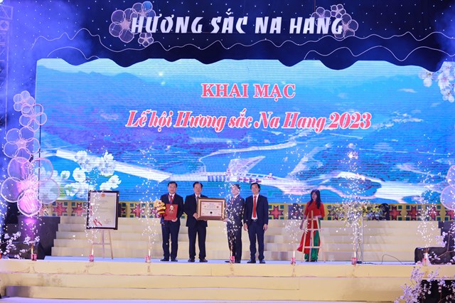 Tổ chức kỷ lục Việt Nam trao xác lập kỷ lục Việt Nam: Tuyến đường hoa lê dài nhất Việt Nam cho huyện Na Hang - Ảnh: Tạ Thành