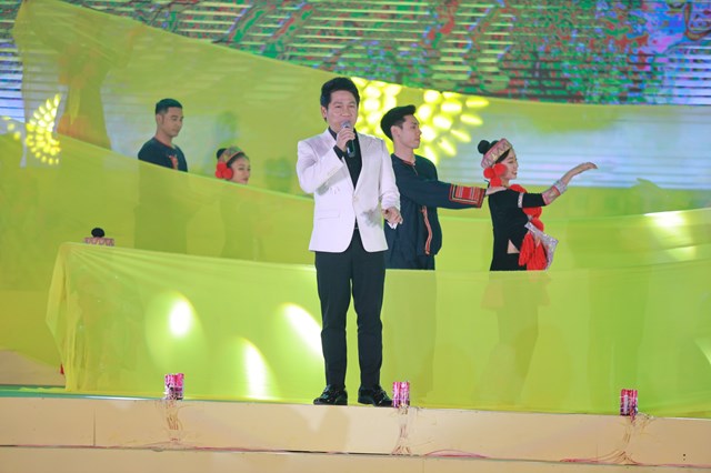 Ca sỹ Trọng Tấn biểu diễn tại lễ khai mạc Lễ hội Hương sắc Na Hang - Ảnh: Tạ Thành