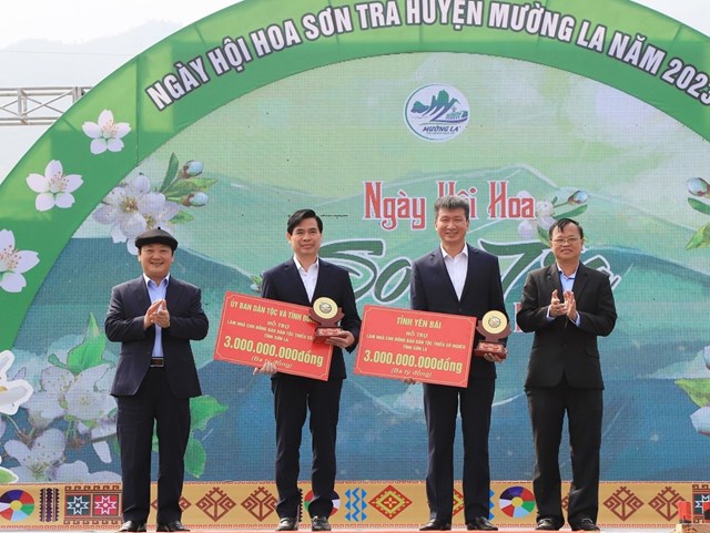 Uỷ ban Dân tộc Chính phủ và tỉnh Đồng Nai hỗ trợ hai tỉnh Sơn La và tỉnh Yên Bái xoá nhà tạm cho hộ nghèo.