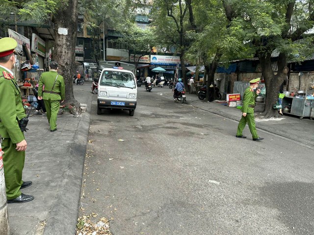 Lực lượng chức năng phường Nghĩa Tân quyết liệt xử lý trật tự đô thị.