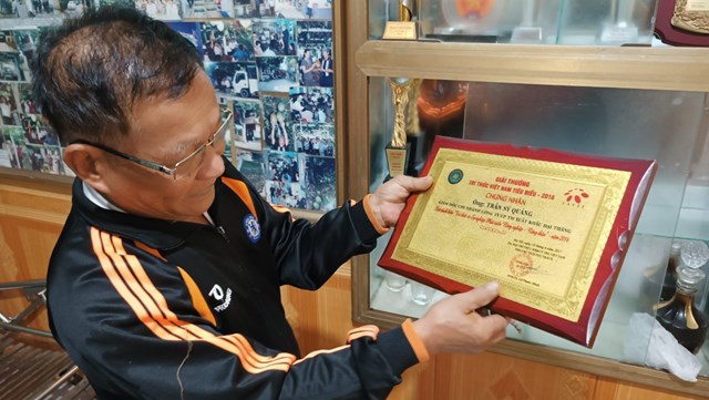 Cựu chiến binh Nguyễn Xuân Quảng đã có những bước đi thành công với mô hình trồng gấc cao sản giúp nhiều hộ nông dân xóa đói giảm nghèo