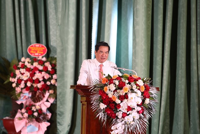 Đồng chí Phó Chủ tịch UBND tỉnh Lê Quang Tiến phát biểu chúc mừng Đảng bộ, chính quyền, nhân dân thị trấn Hoá Thượng và huyện Đồng Hỷ. Ảnh: Phi Long.