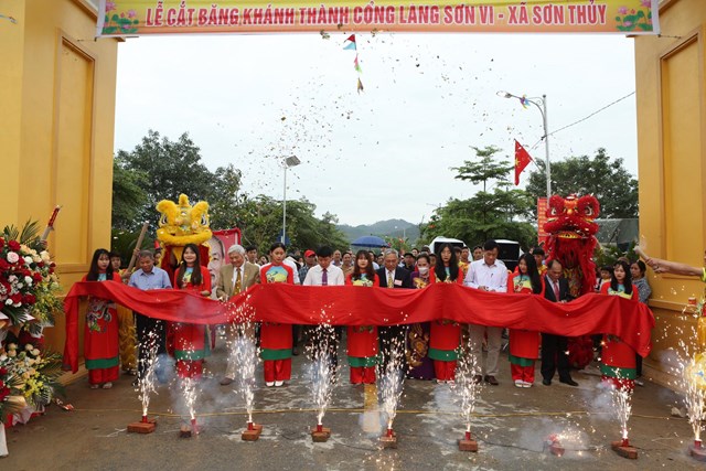 Cắt băng khánh thành cổng làng Sơn Vi, xã Sơn Thủy. Ảnh: Phi Long.