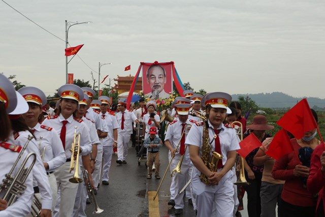 Sau khi thực hiện nghi lễ cắt băng khánh thành công trình cổng làng Sơn Vi các đại biểu và nhân dân địa phương đã rước ảnh Bác Hồ từ cổng làng về Đình làng Sơn Vi rất trang nghiêm. Ảnh: Phi Long.