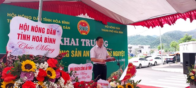 Đồng chí Bùi Đức Biên, Phó Chủ tịch Hội Nông dân tỉnh Hòa Bình phát biểu khai trương cửa hàng nông sản an toàn Minh Nguyệt