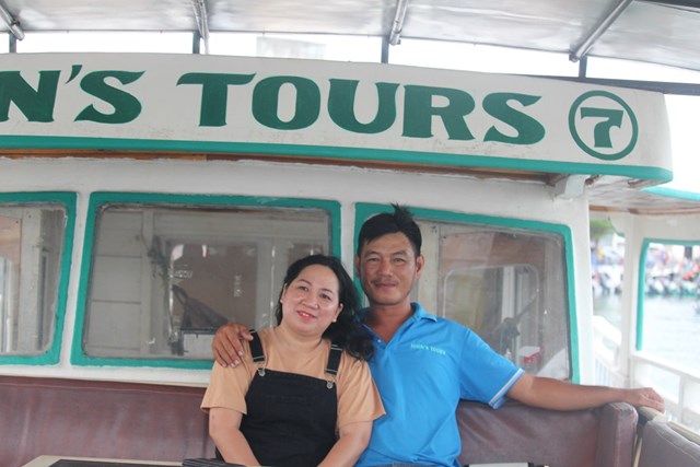 Vợ chồng Ông Huỳnh Thanh Thuận - Quản lý khu thuyền John’s Tours Phú Quốc tại Cảng biển Quốc tế An Thới, thành phố Phú Quốc 