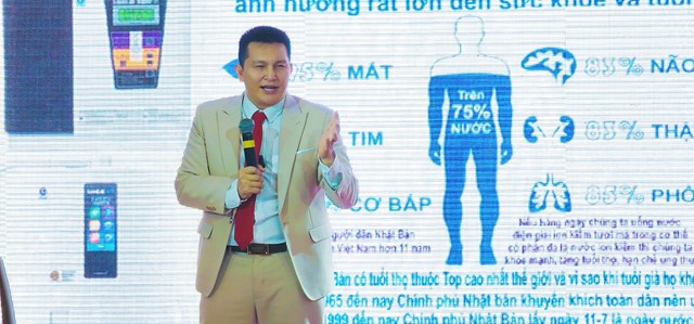 Chủ tịch tập đoàn giới thiệu máy lọc nước ion kiềm tươi tại TP Hải Phòng.