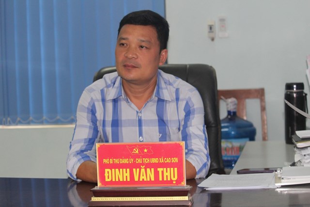 ông Định Văn Thụ - Chủ tịch UBND xã Cao Sơn trao đổi với phóng viên về Chương trình mục tiêu Quốc gia về xây dựng Nông thôn mới trên địa bàn xã trong những năm qua. Ảnh: Phi Long.