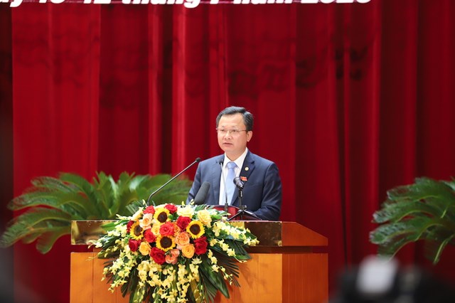 Ông Cao Tường Huy, Quyền Chủ tịch UBND tỉnh Quảng Ninh báo cáo tại kỳ họp